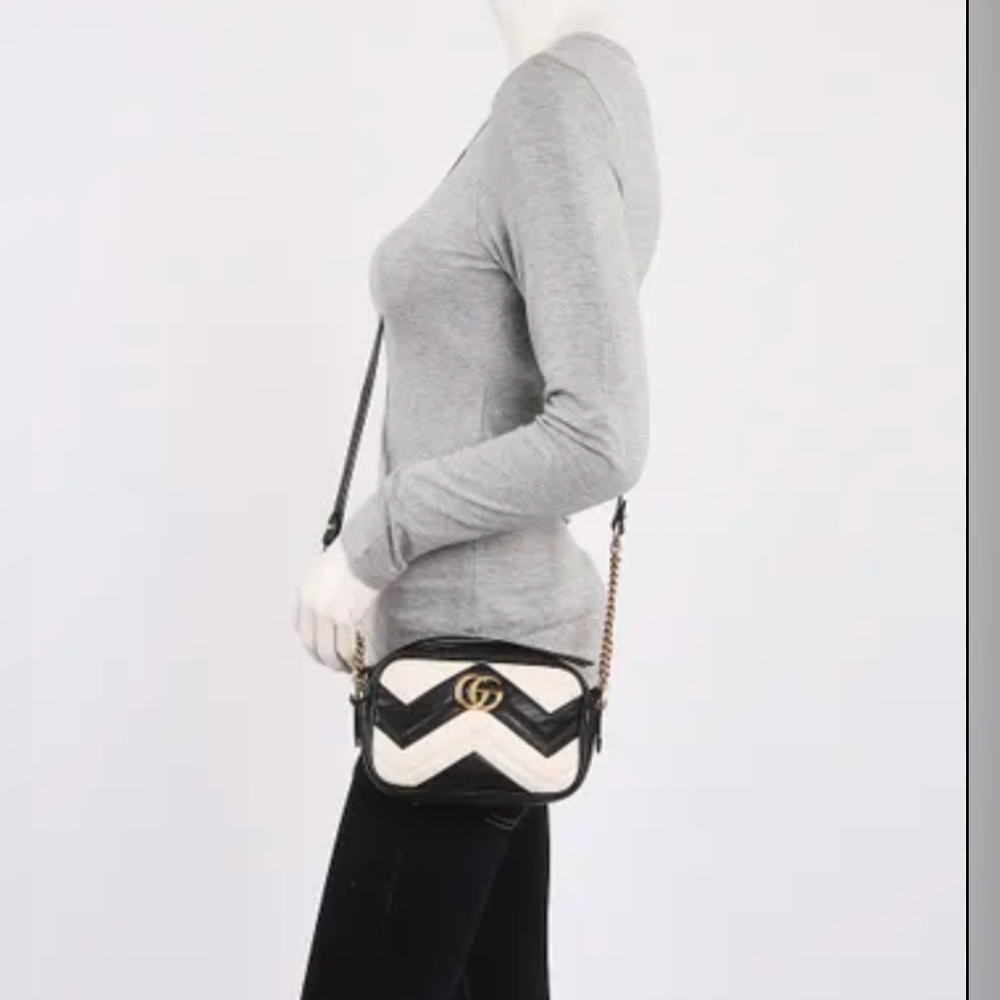 $950 DIRECT RARE Gucci Blk & Cream chevron leather camera bag! Exc condition π€ - Picture 2 of 15